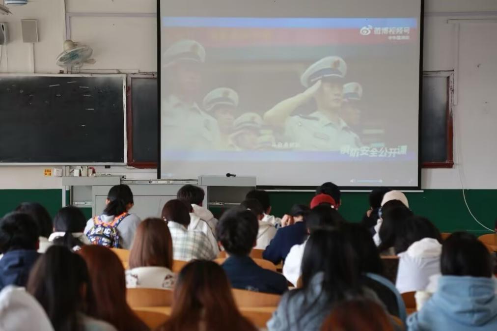 一群人在开会AI 生成的内容可能不正确。