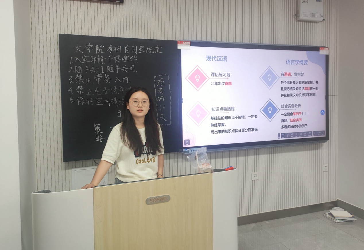 墙上贴着海报描述已自动生成